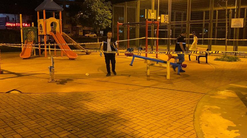 &Ccedil;ocuk parkındaki gen&ccedil;lere t&uuml;fekli saldırı: 10 yaralı