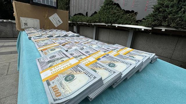 Hem ATM'den hem para sayma makinesinden geçiyor! '50 dolar' çetesi yakalandı