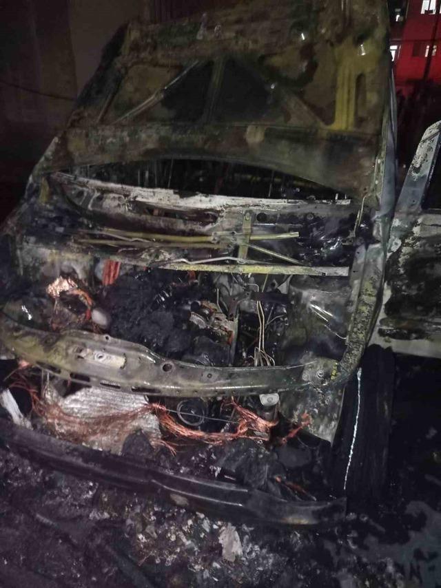 Park halindeki minib&uuml;s alevlere teslim oldu 4