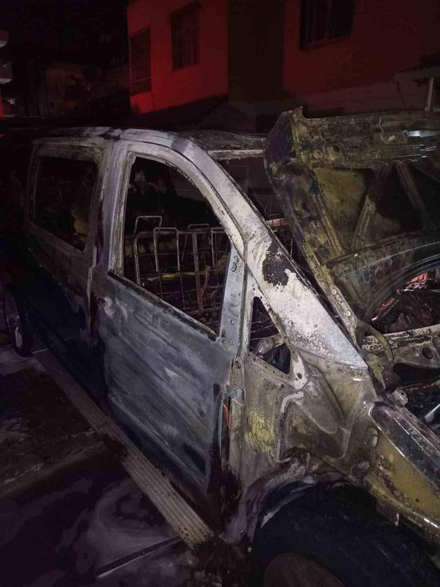 Park halindeki minib&uuml;s alevlere teslim oldu 2