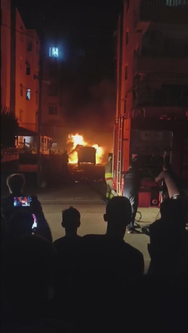 Park halindeki minib&uuml;s alevlere teslim oldu 1