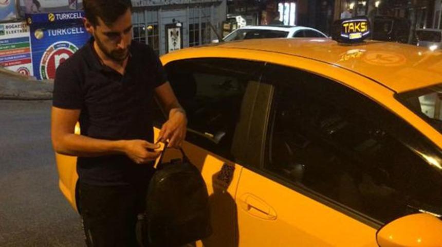 Taksici aracında y&uuml;kl&uuml; miktarda para buldu 4 saat sahibini aradı