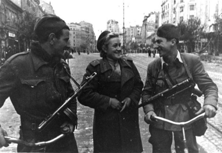 Savaşın acımasız yüzü! Sokağın ortasında soyup... G5