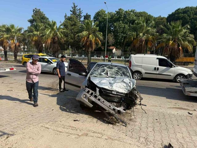 Kontrolden çıkan otomobil refüjdeki bariyerlere çarptı: 1 yaralı 5