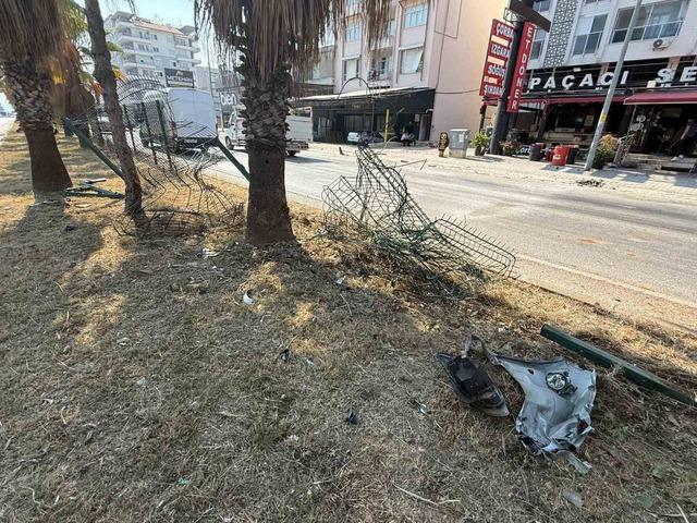 Kontrolden çıkan otomobil refüjdeki bariyerlere çarptı: 1 yaralı 4