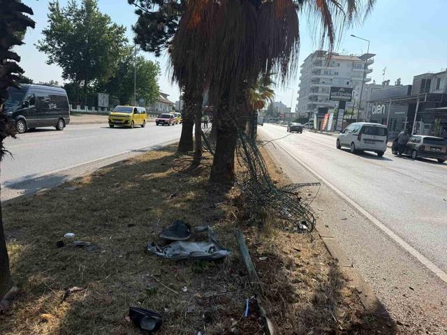 Kontrolden çıkan otomobil refüjdeki bariyerlere çarptı: 1 yaralı 3