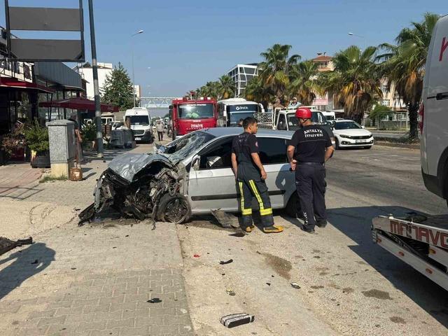 Kontrolden çıkan otomobil refüjdeki bariyerlere çarptı: 1 yaralı 2