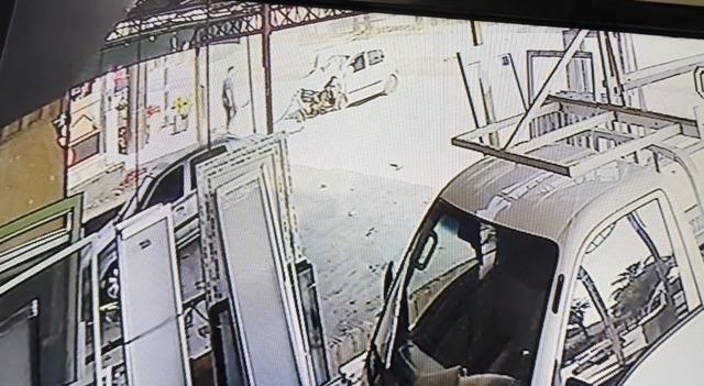 Kontrolden çıkan otomobil refüjdeki bariyerlere çarptı: 1 yaralı 1