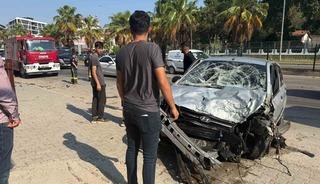 Kontrolden &ccedil;ıkan otomobil ref&uuml;jdeki bariyerlere &ccedil;arptı: 1 yaralı