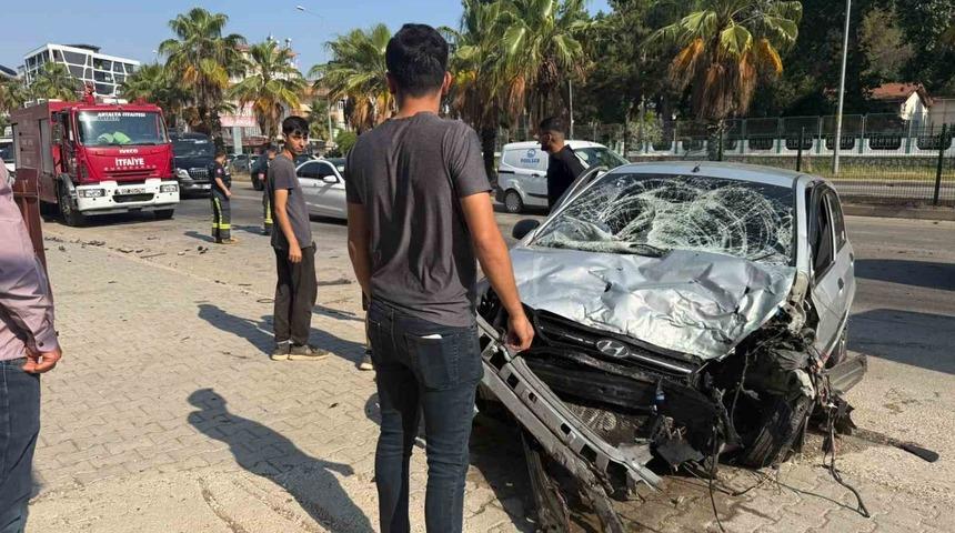 Kontrolden &ccedil;ıkan otomobil ref&uuml;jdeki bariyerlere &ccedil;arptı: 1 yaralı