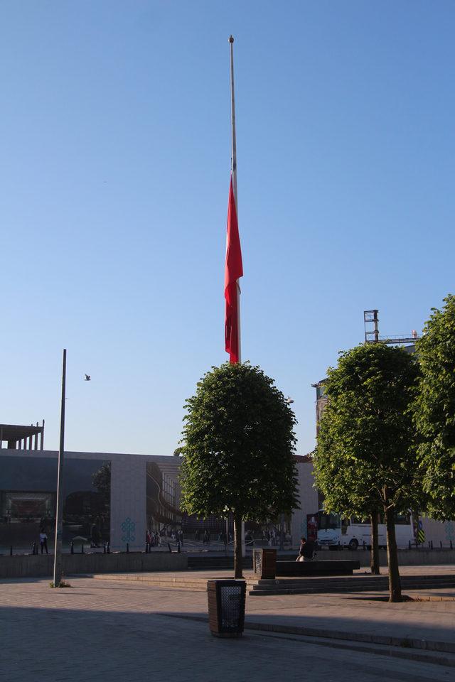 Taksim'deki dev Türk bayrağı yarıya indirildi