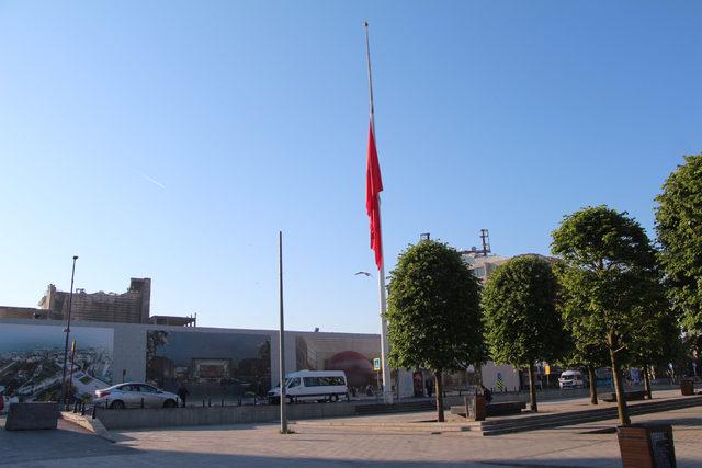 Taksim'deki dev Türk bayrağı yarıya indirildi