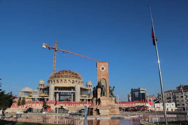 Taksim'deki dev Türk bayrağı yarıya indirildi