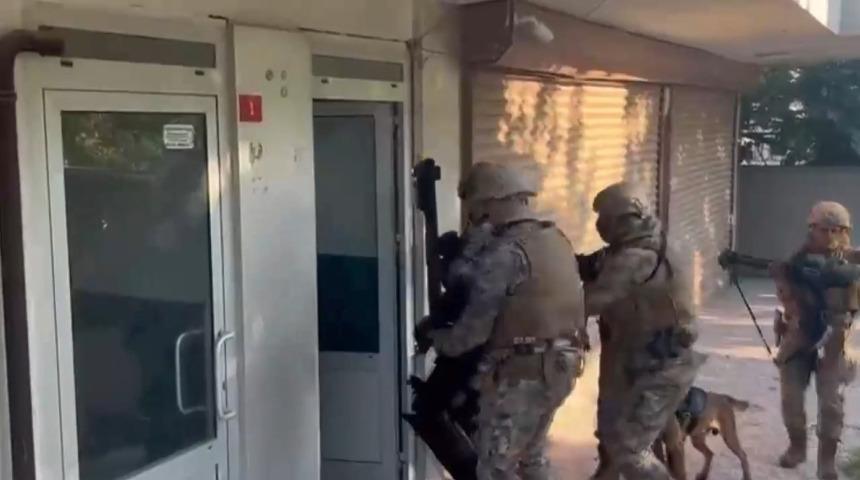 İş insanını ka&ccedil;ırıp 3 milyon fidye istediler! Nefes kesen operasyon kamerada
