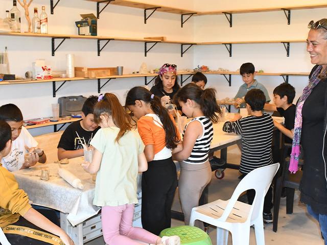 Bir &ccedil;ocuğun s&ouml;z&uuml;yle hayatını değiştirdi: &Uuml;cretsiz at&ouml;lye kurdu