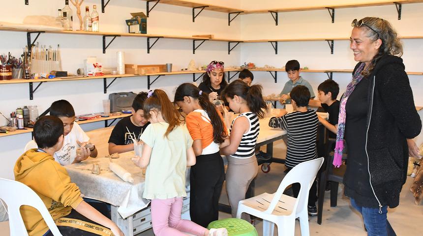 Bir &ccedil;ocuğun s&ouml;z&uuml;yle hayatını değiştirdi: &Uuml;cretsiz at&ouml;lye kurdu