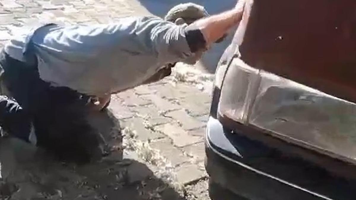 Tokat’ta aracın motor kısmına giren yılanı itfaiye ekipleri 