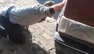 Tokat&rsquo;ta aracın motor kısmına giren yılanı itfaiye ekipleri k&uuml;rekle yakaladı