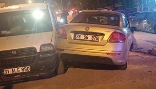 Karab&uuml;k&rsquo;te 5 aracın karıştığı zincirleme kazada 2 kişi yaralandı