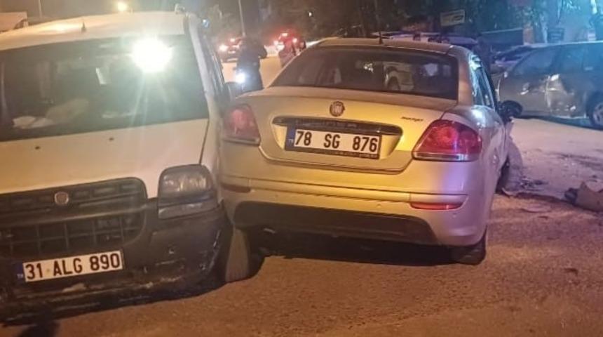Karab&uuml;k&rsquo;te 5 aracın karıştığı zincirleme kazada 2 kişi yaralandı