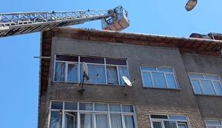 Sultangazi'de apartmanın &ccedil;atısında &ccedil;ıkan yangın s&ouml;nd&uuml;r&uuml;ld&uuml;
