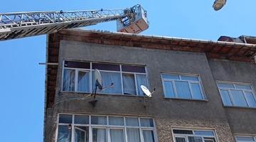 Sultangazi'de apartmanın &ccedil;atısında &ccedil;ıkan yangın s&ouml;nd&uuml;r&uuml;ld&uuml;