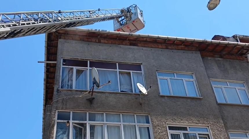 Sultangazi'de apartmanın &ccedil;atısında &ccedil;ıkan yangın s&ouml;nd&uuml;r&uuml;ld&uuml;