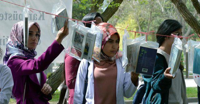 Kampüsteki ağaçlara 1500 kitap astılar