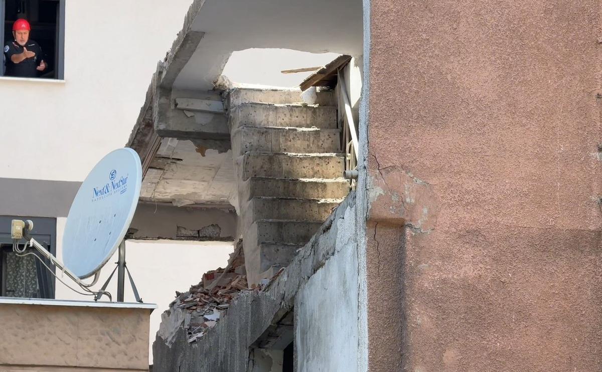 Küçükçekmece de bina kısmi çöktü! 3 işçi duvarın altında kaldı 2