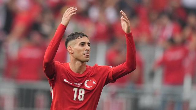 Günün en çok konuşulan görüntüsü! Mert Müldür kendisine uzat