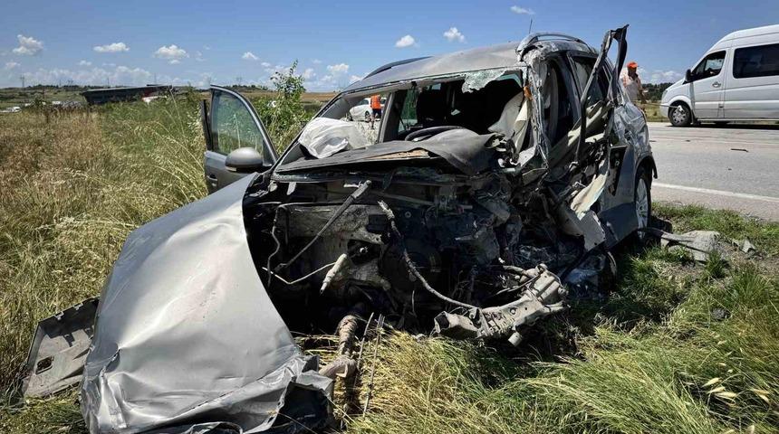 Kazada hurdaya d&ouml;nen otomobilin s&uuml;r&uuml;c&uuml;s&uuml; hayatını kaybetti