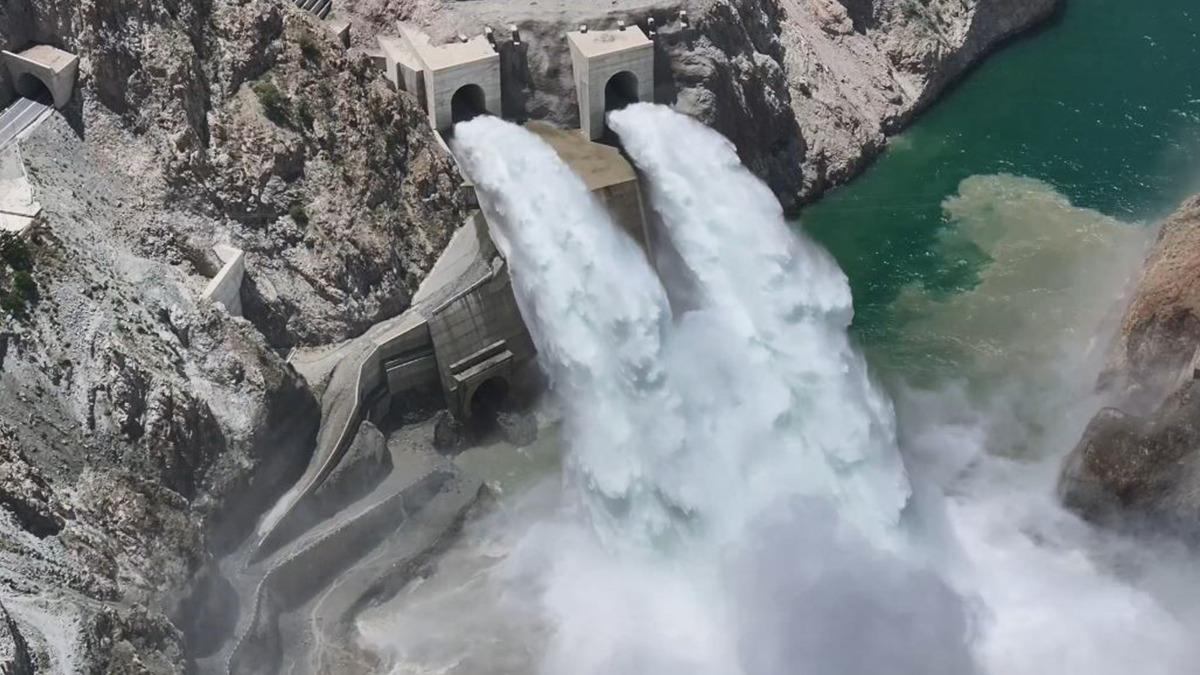 Baraj kapakları açıldı, nadir görülen doğa olayı gerçekleşti