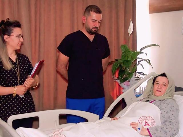 Şişkinlik ve ağrı diye gitti: Karnından dev kitle &ccedil;ıkarıldı!