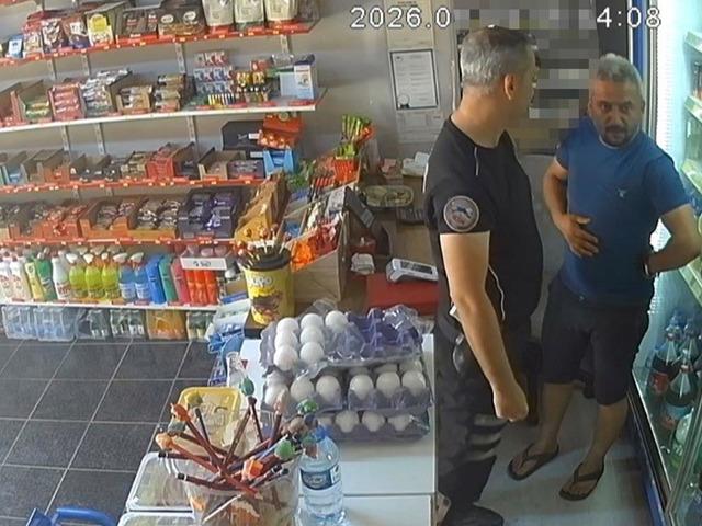 Bakkalın hayatını polis memuru m&uuml;şterisi kurtardı!