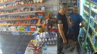 Bakkalın hayatını polis memuru müşterisi kurtardı!