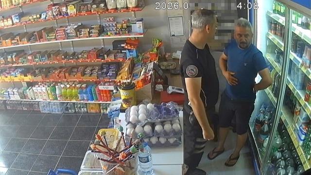 Bakkalın hayatını polis memuru müşterisi kurtardı!