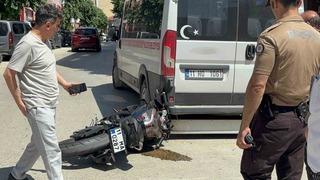 Otomobille çarpışan motosikletli az kalsın minibüsün altında kalıyordu