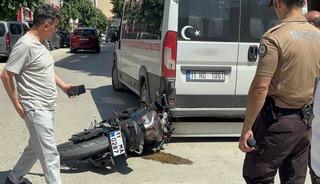 Otomobille &ccedil;arpışan motosikletli az kalsın minib&uuml;s&uuml;n altında kalıyordu