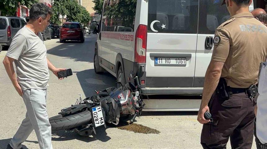 Otomobille &ccedil;arpışan motosikletli az kalsın minib&uuml;s&uuml;n altında kalıyordu