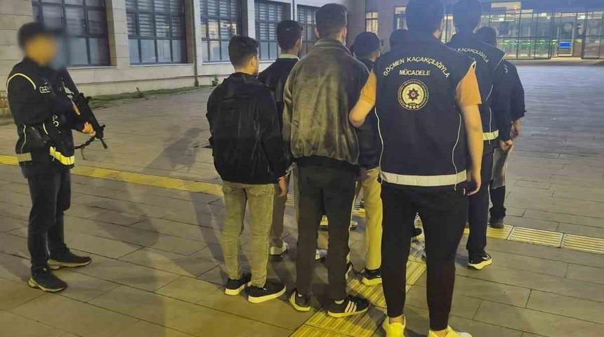 Afyonkarahisar'da g&ouml;&ccedil;men ka&ccedil;ak&ccedil;ılığı operasyonu