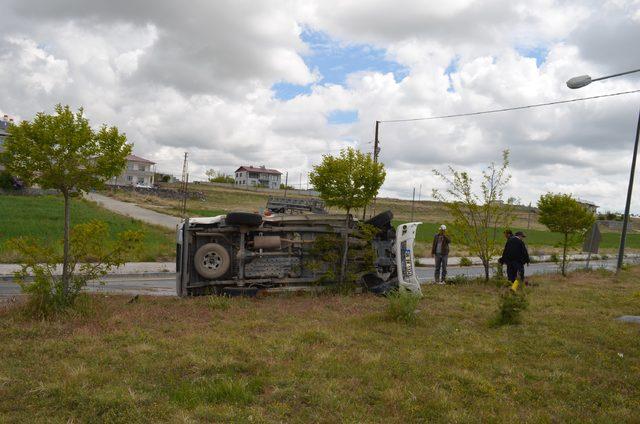 Adilcevaz'da kamyonet takla attı: 3 yaralı