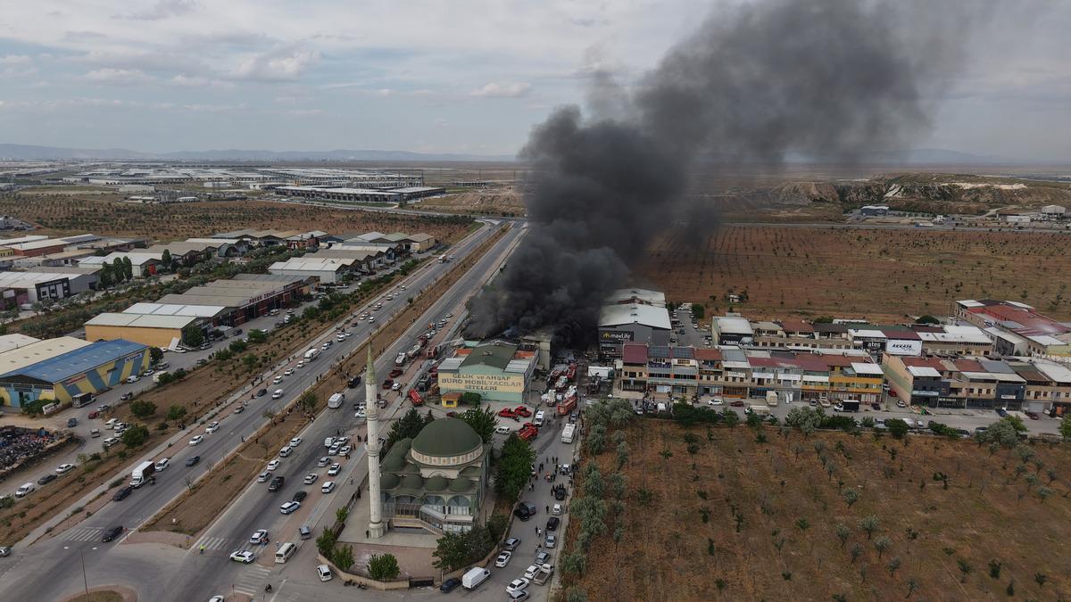 Konya da yatak fabrikasında yangın! 1 itfaiye eri şehit oldu 1