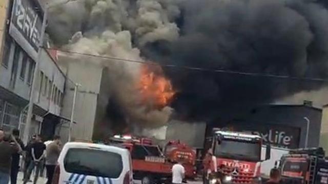 Yatak fabrikasında yangın! 1 itfaiye eri şehit oldu