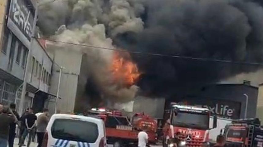 Konya'da yatak fabrikasında yangın! 1 itfaiye eri şehit oldu