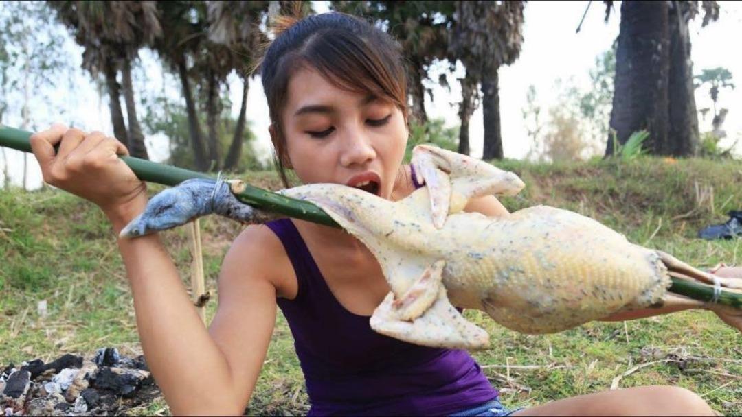  Canlı yayında nesli t&uuml;kenen hayvanları yiyordu! &Uuml;nl&uuml; Youtuber tutuklandı