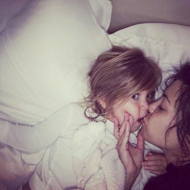Daughter ffm. Pedomoms дочь. Мом daughter Kiss. Твиттер pedomoms. Daughter French Kiss.