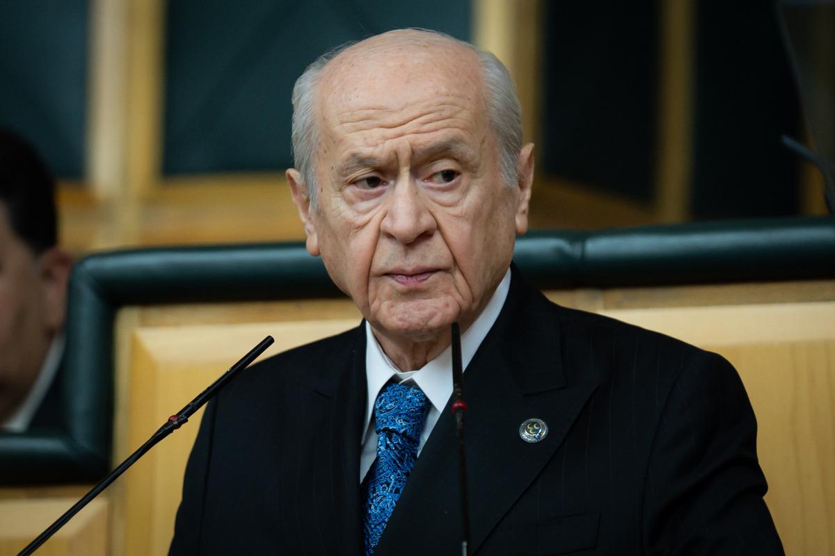 Bah&ccedil;eli den &Ouml;zg&uuml;r &Ouml;zel e a&ccedil;ık &ccedil;ağrı: Ateşe k&ouml;r&uuml;kle gitmemeli, aklıselim hareket etmeli! 4