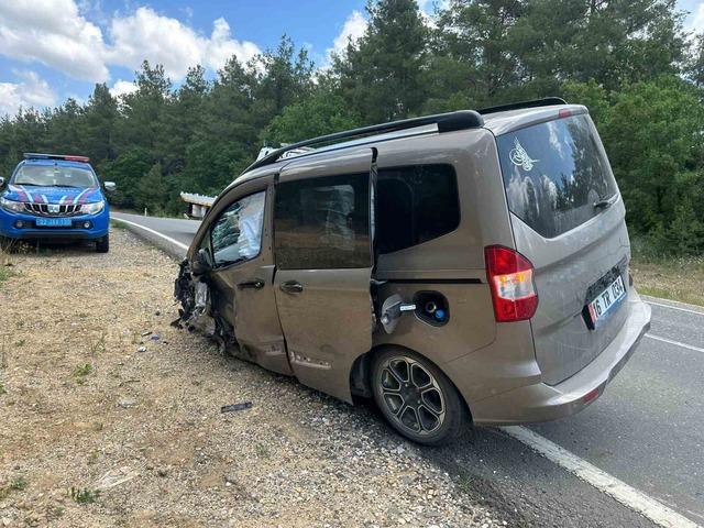 Otomobil ile hafif ticari araç çarpıştı: 5 yaralı 1