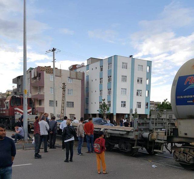 Diyarbakır'da yük treni otomobile çarptı: 1 ağır yaralı