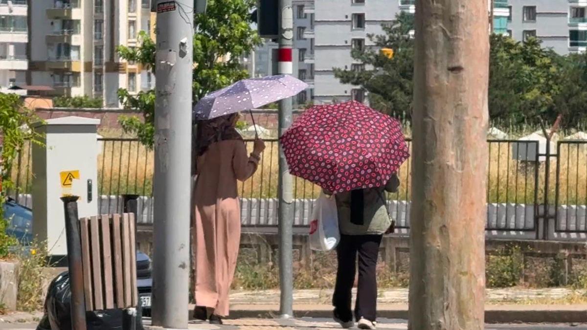 Termometreler 40 dereceye yaklaştı: Şemsiye açtılar